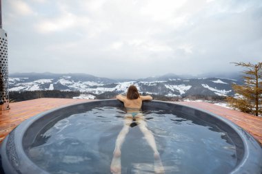 Kadınlar dağlarda jakuzide yıkanıyor.