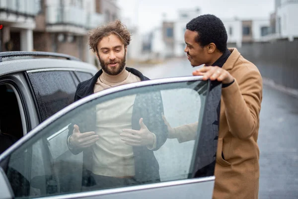 Dois homens flertando enquanto estavam perto do carro na rua — Fotografia de Stock