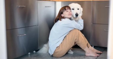 Evde kocaman sevimli köpeğiyle bir kadının portresi.