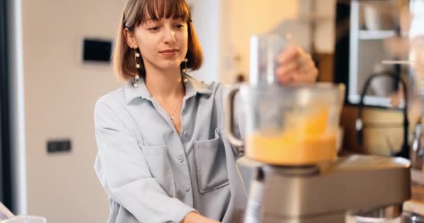 Huisvrouw bereidt deeg voor het bakken van wafels thuis — Stockvideo