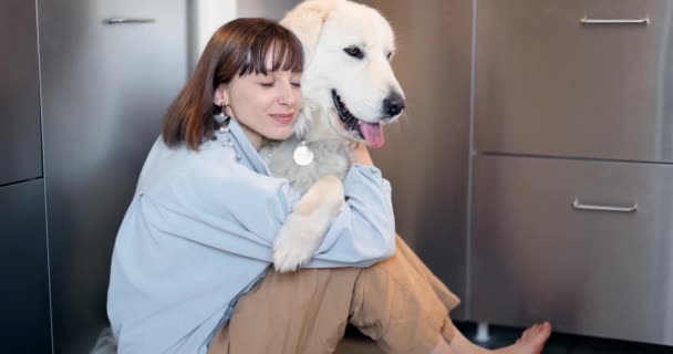 Evde kocaman sevimli köpeğiyle bir kadının portresi. — Stok video