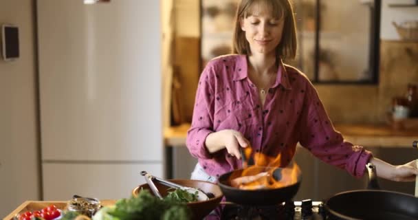 Frau kocht zu Hause gesundes und schmackhaftes Essen — Stockvideo