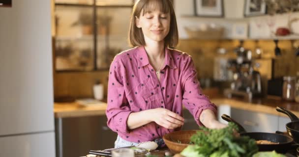 Mujer cocinando comida saludable en casa — Vídeo de stock