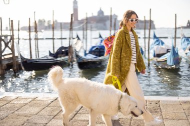 Venedik, İtalya 'da köpekle yürüyen şık bir kadın.