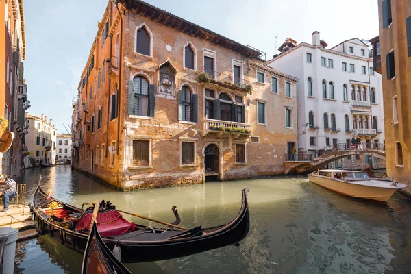 Paisaje urbano de canales de agua en Venecia, Italia — Foto de Stock