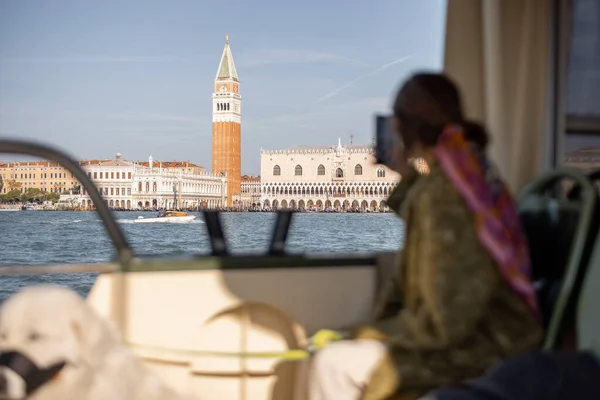 Woman in vaporetto visiting Venice during pandemic — Stock Photo, Image