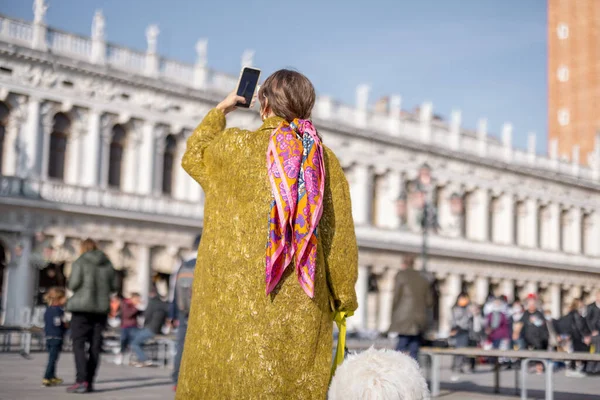 Frau läuft auf dem zentralen Platz in Venedig — Stockfoto