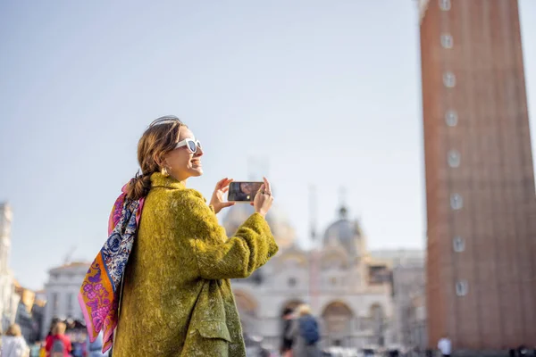 ヴェネツィアの有名なランドマークを旅行する女性 — ストック写真