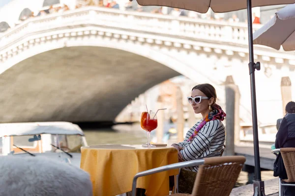 グランドキャナルの屋外カフェで女性の休憩,ヴェネツィアを旅 — ストック写真