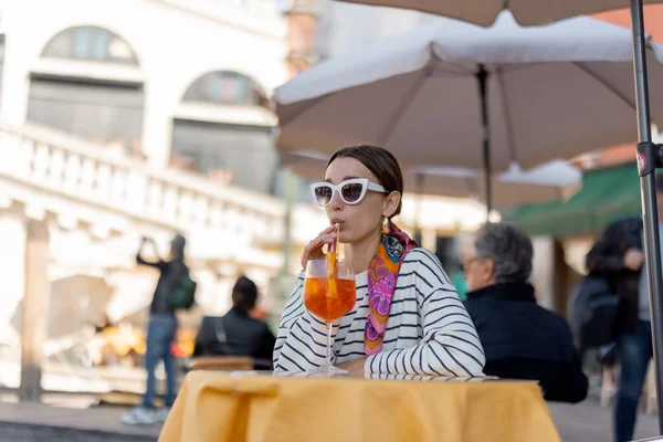 Descanso de la mujer en la cafetería al aire libre en el Gran Canal, viaje Venecia —  Fotos de Stock