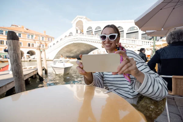 Γυναίκα που βγάζει selfie σε υπαίθριο καφέ στη Βενετία, Ιταλία — Φωτογραφία Αρχείου