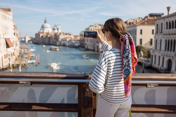 Mujer viajando en Venecia —  Fotos de Stock