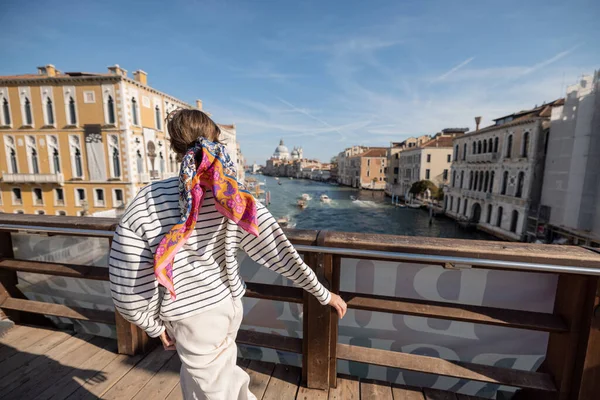 Woman running on the bridge above famous Grand Canal in Venice — Stock Photo, Image