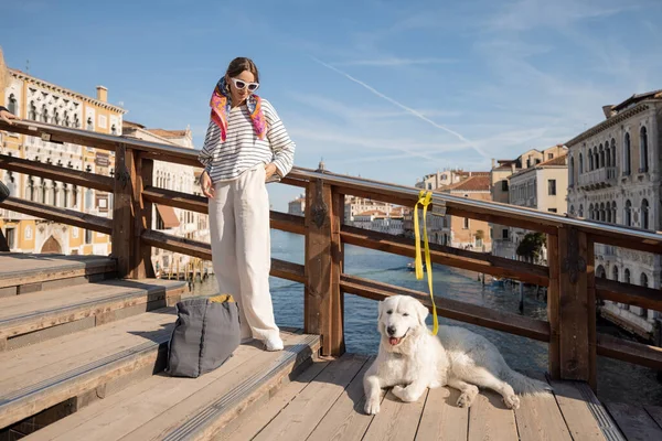 威尼斯桥上带着狗的女人 — 图库照片