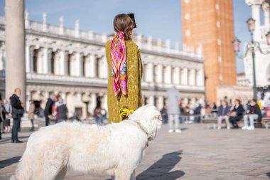Kadın Venedik 'te dolaşırken merkez meydanda yürüyor