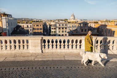 Roma 'da bir kadın köpekle yürüyor.