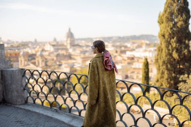 Roma 'nın güzel sabah manzarasının tadını çıkaran kadın.