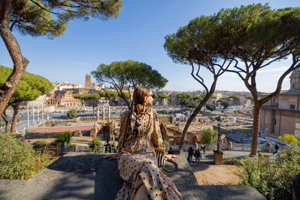 Mujer disfrutando de hermosas vistas desde arriba en el casco antiguo de Roma — Foto de Stock