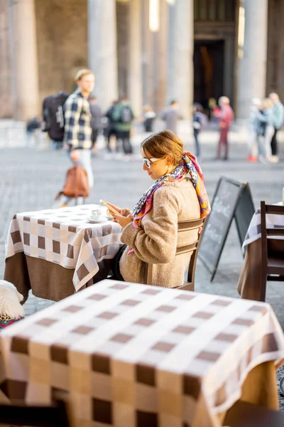 Γυναίκα κάθεται σε υπαίθριο καφέ κοντά στο ναό Panthenon στη Ρώμη — Φωτογραφία Αρχείου