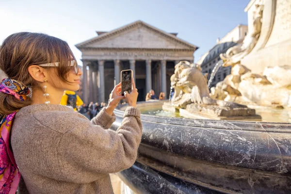 Mulher viajando em Roma — Fotografia de Stock