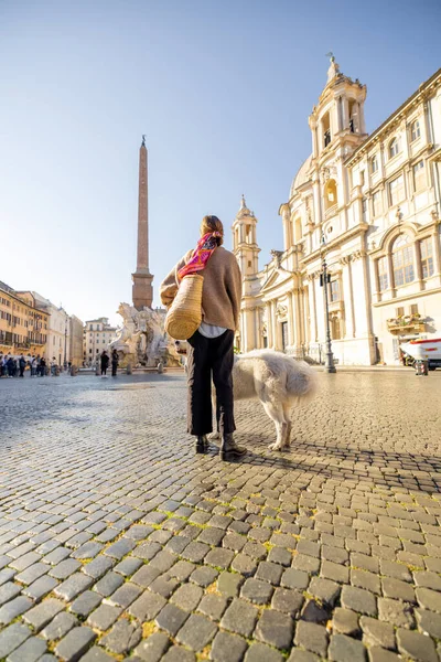 Mujer pasea con perro pastor italiano en la plaza Navona en Roma — Foto de Stock