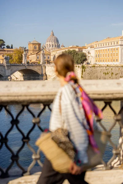 享受罗马和梵蒂冈美丽风景的女人 — 图库照片