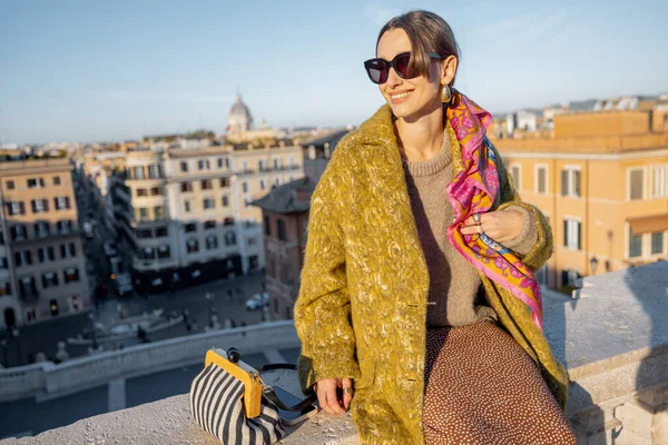 Mujer disfrutando del hermoso paisaje urbano matutino de Roma —  Fotos de Stock