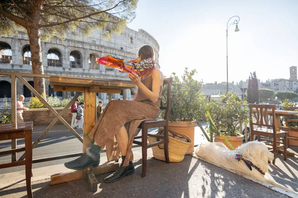 Mujer en la cafetería al aire libre cerca del Coliseo en Roma, Italia — Foto de Stock