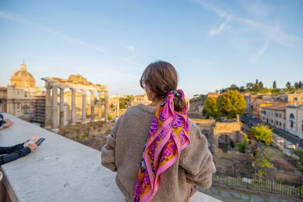 Donna che gode della vista sul foro romano di Roma — Foto Stock