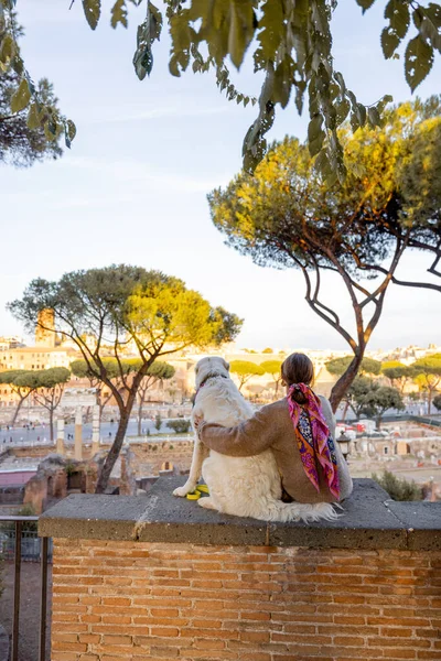 Mujer y perro disfrutando de una hermosa vista desde arriba en el centro antiguo de Roma — Foto de Stock