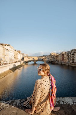 İtalya, Floransa 'da seyahat eden bir kadın