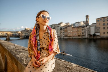 İtalya, Floransa 'da seyahat eden bir kadın