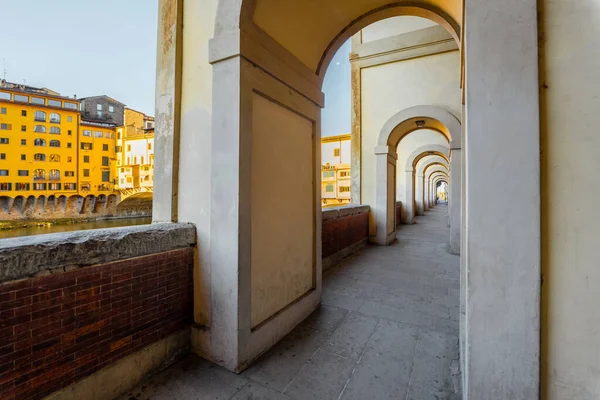 Floransa 'da Arno nehrinde ünlü Ponte Vecchio yakınlarında güzel bir atari salonu. — Stok fotoğraf