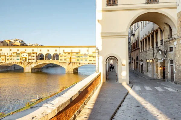 意大利佛罗伦萨著名的旧桥的晨景 — 图库照片