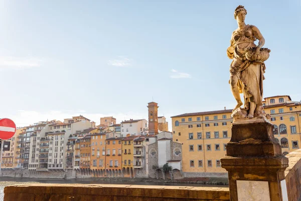 Riverside se starými budovami ve Florencii, Itálie — Stock fotografie