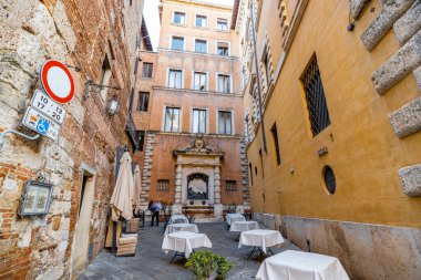 İtalya 'nın Siena kentindeki dar ve rahat sokağa bak