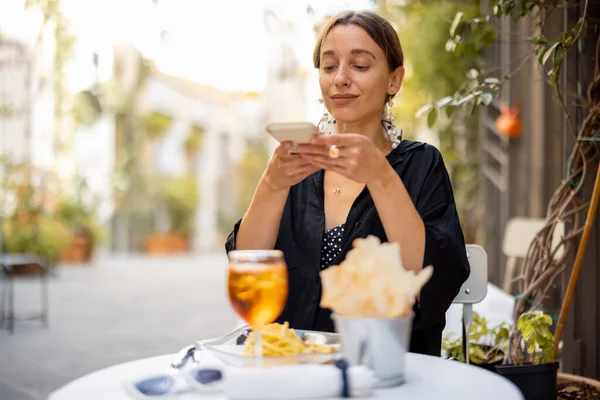 Mujer almorzando con pasta y vino en el viejo restaurante italiano —  Fotos de Stock