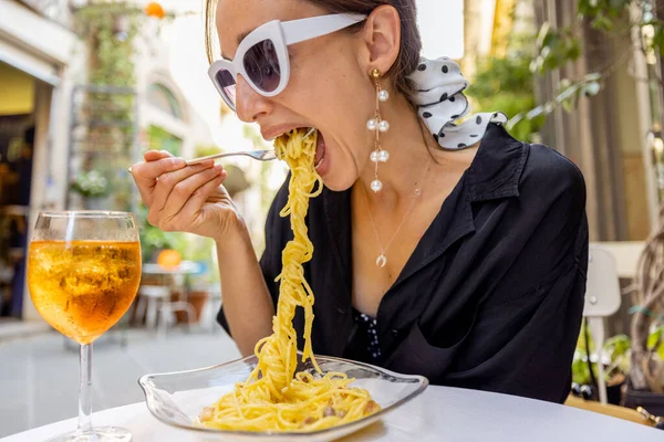 Wanita makan siang dengan pasta dan anggur di restoran Italia yang nyaman di luar ruangan. — Stok Foto