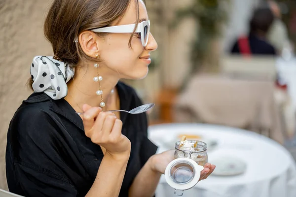 Mulher comendo sobremesa tiramisu no restaurante ao ar livre — Fotografia de Stock