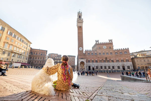 Donna in viaggio con cane a Siena città in Italia — Foto Stock