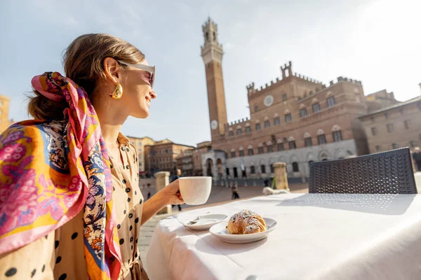 Donna che fa colazione al bar all'aperto con splendida vista sulla piazza principale della città di Siena — Foto Stock