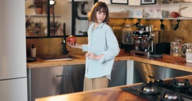 Mutfakta nar taşıyan bir kadın.