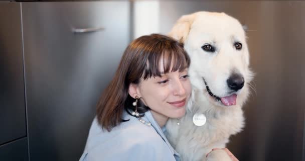 Retrato de una mujer con su enorme perro adorable en casa — Vídeos de Stock