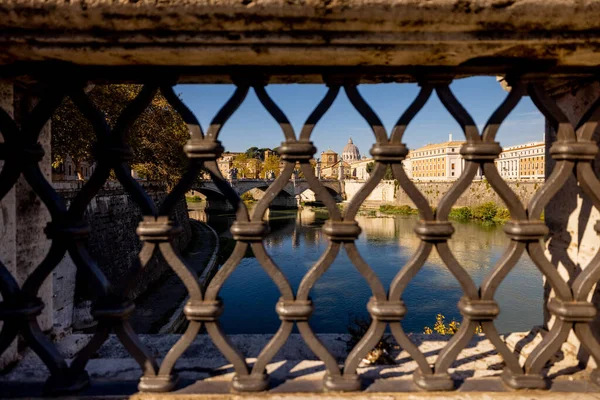 Paisagem do rio Tibre e basílica de São Pedro em Roma — Fotografia de Stock