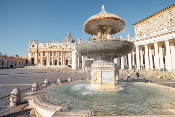 Fuente Norte en la plaza de San Pedro en el Vaticano — Foto de Stock