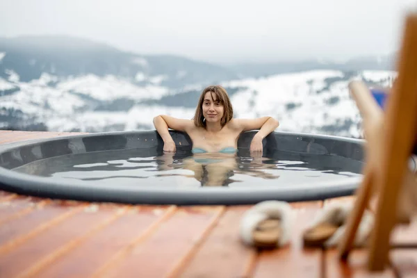 女人在山上的热浴缸里洗澡 — 图库照片