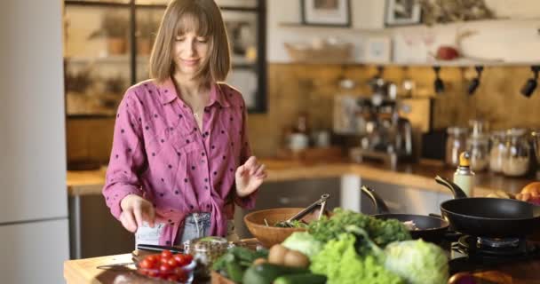 Mujer cocinando comida sana y sabrosa en casa — Vídeos de Stock