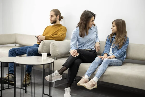 Junge Leute auf der Couch im Wartezimmer der Klinik — Stockfoto