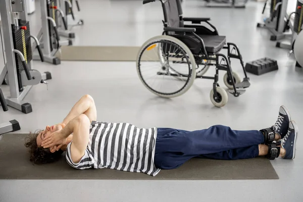 Man ligt in wanhoop bij revalidatiecentrum. — Stockfoto