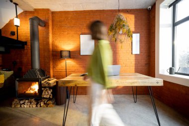 Oturma odasının içi tavan arası tarzında ve hareket bulanık